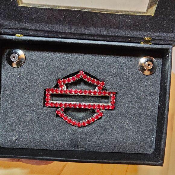 HARLEY-DAVIDSON 2007 BLING BAR & SHIELD Red Crystals PIN 1.5"x2" New In Box - Picture 2 of 4